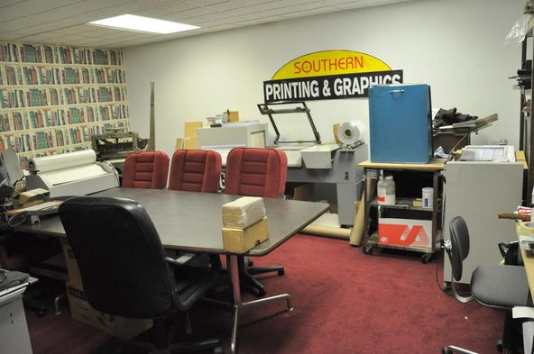 Office-Retail and Warehouse on Hixson PIke: 5424 Hixson Pike, Hixson, TN 37343